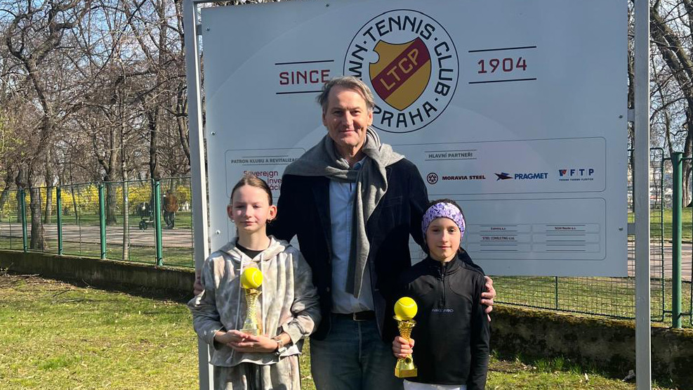 Legendární tenisový hráč Karel Nováček předává výhru finalistkám dvouhry